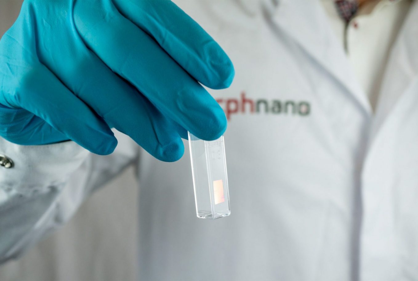 PHOS_20181221_nanocuvette_being_held_2560px-2048x1361